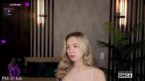 Stream-Bild von Holl1Would auf Stripchat